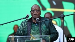 Rais wa zamani wa Afrika Kusini Jacob Zuma akiwahutubia wafuasi wake katika uwanja wa michezo wa Soweto, Mei 18, 2024. Picha ya AFP
