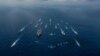 美国海军资料照片：日本海上自卫队“日向号”直升机驱逐舰与美国尼米兹级核动力航母“罗纳德·里根号”和美日其他16艘战舰在菲律宾海进行演习。（2018年11月8日）