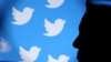 Foto Elon Musk dan logo Twitter terlihat melalui kaca pembesar dalam ilustrasi yang diambil 4 November 2022. (Foto: REUTERS/Dado Ruvic)