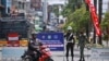 Sejumlah tentara menjaga titik penyekatan PPKM darurat untuk meredam penyebaran pandemi COVID-19 di Medan, Sumatera Utara, Kamis, 15 Juli 2021. (Foto: Binsar Bakkara/AP)