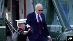 Joe Biden dolazi na skup sa donatorima u San Franciscu, 21. februara 2024. (Foto: AP/Manuel Balce Ceneta)
