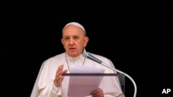 Le pape François s'adresse à une foule de fidèles et de pèlerins réunis pour la prière de l'Angélus du dimanche 6 juin 2021.