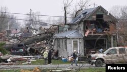 Ljudi promatraju štetu nakon što je tornado tijekom noći protutnjao Lakeviewom