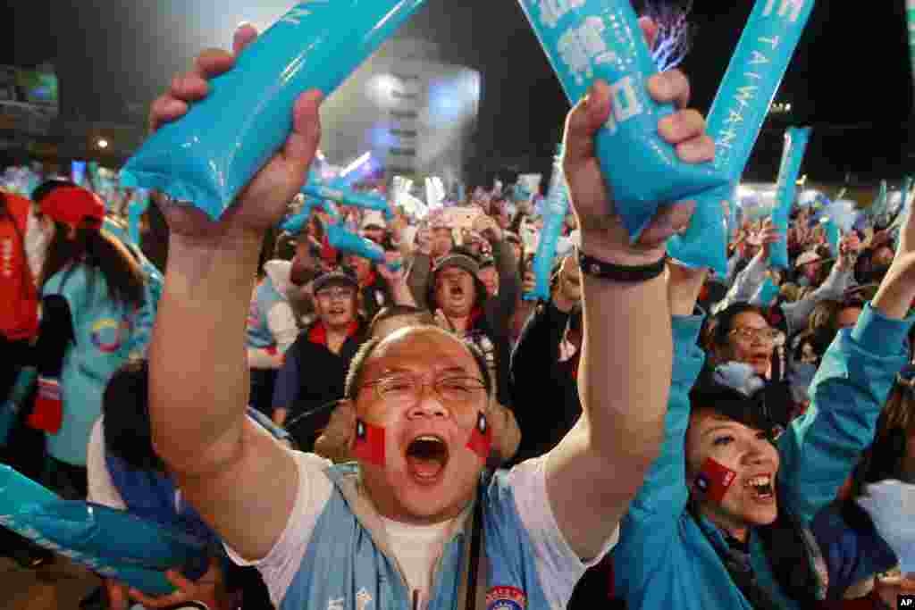Supporters of Taiwan&#39;s ruling KMT or Nationalist Party presidential candidate Eric Chu cheer during a campaign rally in Taoyuan City.