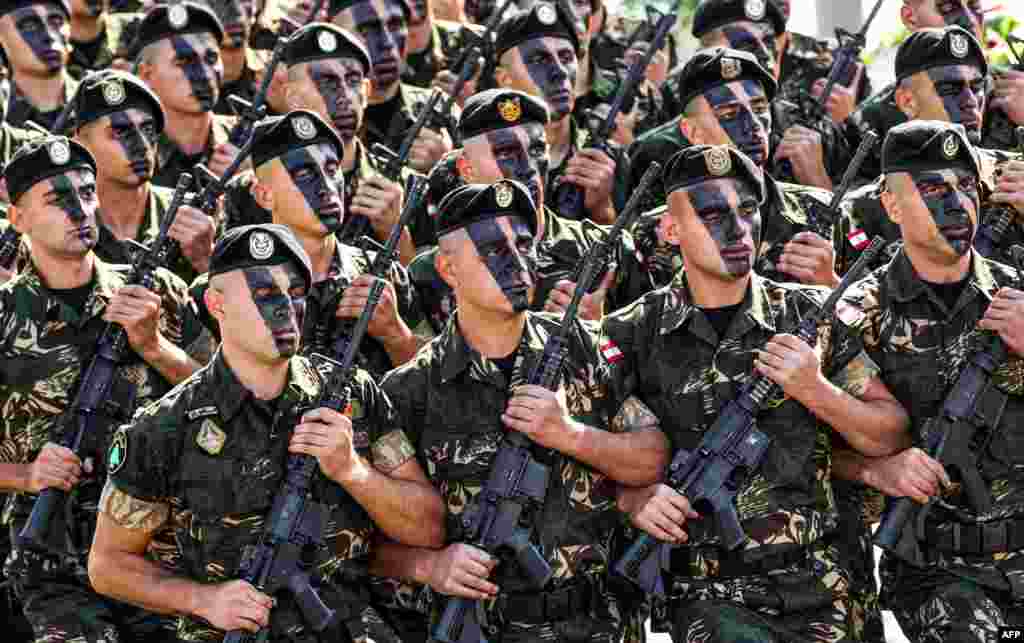 Pasukan komando Lebanon melakukan parade militer pada peringatan HUT Kemerdekaan ke -73 di Beirut.