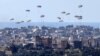 На оваа слика се гледа хуманитарна помош која се фрла над палестинската територија на 10 март 2024 година, во услови на тековен конфликт меѓу Израел и милитантната група Хамас