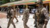Kiongozi wa kijeshi wa Mali (katikati) Kanali Assimi Goita, akihudhuria maadhimisho ya uhuru wa Mali mjini Bamako, Juni 18, 2023. Picha ya AP