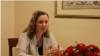 អ្នកស្រី Jane Bocklage ភារ​ធារី​នៃ​ស្ថាន​បេសកកម្ម​អចិន្ត្រៃយ៍​សហរដ្ឋ​អាមេរិក​ប្រចាំ​អគ្គលេខាធិការដ្ឋាន​អាស៊ាន ផ្ដល់​បទសម្ភាសន៍​អំពី​​ទំនាក់ទំនង​អាមេរិក​-អាស៊ាន​ និង​ការកើន​ឡើង​នៃ​ឥទ្ធិពល​ចិន​នៅ​ក្នុង​តំបន់​ បញ្ហា​នៃ​ប្រទេស​សមាជិក​អាស៊ាន​ និង​យុទ្ធសាស្ត្រ​ឥណ្ឌូ​ប៉ាស៊ីហ្វិក​របស់​លោក​ប្រធានាធិបតី​ ដូណាល់​ ត្រាំ​ កាល​ពី​ថ្ងៃ​ទី​២​ ខែ​មីនា​ ឆ្នាំ​២០១៨​ នៅ​រាជធានី​ភ្នំពេញ។ (រូប​screenshot ពី​វីដេអូ)