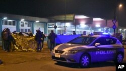 警察在米兰一街区与一名男子发生枪战之后，意大利警方封锁了一具尸体周围的地区。 （2016年12月23日）
