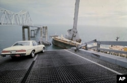 Automobil je zaustavljen na rubu mosta Sunshine Skyway preko Tampa Baya na Floridi, nakon što je teretnjak udario u most i otkinuo veliki dio raspona 9. maja 1980. Za zamjenski most je bilo potrebno pet godina da se izgradi i koštao je 20 miliona dolara preko budžeta.