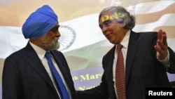 U.S. Energy Secretary Ernest Moniz (R) gestures to Deputy Chairman of India's Planning Commission Montek Singh Ahluwalia after their joint news conference in New Delhi, March 11, 2014. 