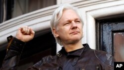 Julian Assange ispred ambasade Ekvadora u Londonu, maj 2017.
(AP Photo/Frank Augstein)
