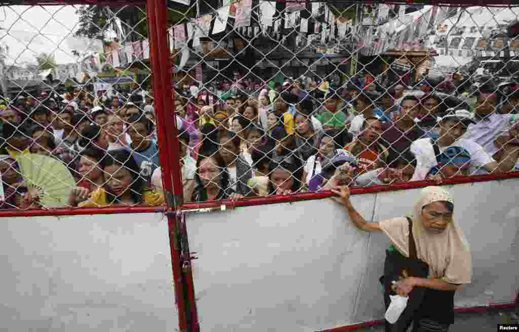 Residents wait outside a voting center to cast their votes in Taguig, Metro Manila, May 13, 2013. 