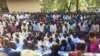 Les militantes et militants de la plate-forme syndicale revendicative en assemblée générale à la bourse de travail de N'Djamena, le 24 février 2018. (VOA/ André Kodmadjingar)