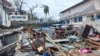 Puing-puing bangunan tampak berserakan di salah satu area di Mamoudzou setelah topan Chido melanda Kepulauan Mayotte, wilayah teritori Prancis di Samudra Hindia, pada 14 Desember 2024. (Foto: AFP/Daniel Mouhamadi)