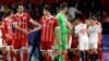 Mats Hummels, à gauche, se serre la main avec Robert Lewandowski après le match conrtrele FC Seville, Espagne, le 3 avril 2018