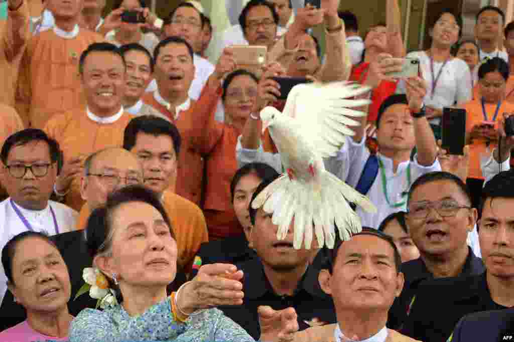 អ្នក​ស្រី​​ អង់សាន ស៊ូជី ទីប្រឹក្សា​រដ្ឋ​មីយ៉ាន់ម៉ា​ បាន​ដោះ​លែង​សត្វព្រាប​មួយ​ក្នុង​ពិធី​ខួប​កំណើត​ ៧៣​ឆ្នាំ​របស់​អ្នកស្រី​​នៅ​វិមាន​សភា​ក្នុង​ទីក្រុង​ Naypyidaw។