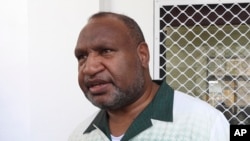 Perdana Menteri Papua Nugini James Marape tiba di Nuku'alofa, Tonga, pada 27 agustus 2024, untuk menghadiri acara tahunan Forum Kepulauan Pasifik. (Foto: AP/Charlotte Graham-McLay)