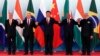 시진핑(가운데) 중국 국가주석을 비롯한 '브릭스(BRICS)' 지도자들이 4일 푸젠성 샤먼 시내 정상회의장에서 손을 맞잡고 있다. 왼쪽부터 미셰우 테메르 브라질 대통령, 블라디미르 푸틴 러시아 대통령, 시 주석, 제이콥 주마 남아프리카공화국 대통령, 나렌드라 모디 인도 총리.
