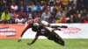 Le centre des Cranes de l’Ouganda, Michael Okorach (en bas), aux prises avec l’attaquant kenyan Oliver Mang'eni lors du match des qualifications pour la Coupe du Monde de Rugby de l'Union Japonaise-2019 - entre le Kenya et l'Ouganda, Nairobi, 7 juillet 20