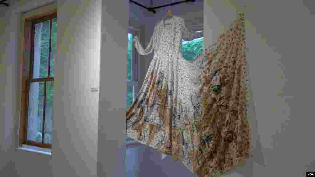 Dogan used her dress for one work; she says improvising helped to convey her feminist message. Many of her works were smuggled out of prison, some reportedly in the prison laundry. 