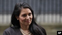 资料照片：英国内政大臣普丽蒂·帕特尔离开唐宁街10号首相官邸（2020年2月13日）