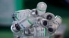 Des flacons vides de vaccin Sinopharm de Chine sont placés dans un gobelet lors d'une campagne de vaccination prioritaire COVID-19 des travailleurs de la santé dans un hôpital public de Lima, au Pérou, le mercredi 10 février 2021. 