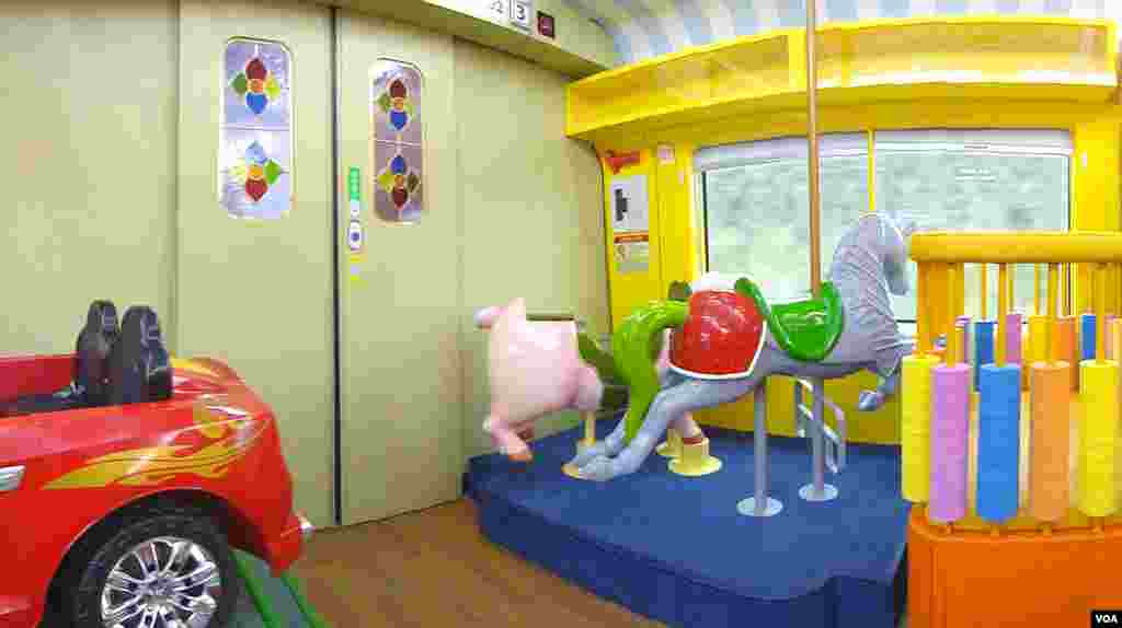 A children's play area in a car of the O-train, May 9, 2013. (R. Kalden/VOA) 