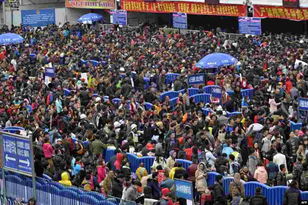 Huge queues outside Guangzhou railway station in Guangzhou, in southern China&#39;s Guangdong province. Tens of thousands of Lunar New Year travelers in China were stranded at a station in Guangzhou, state media said, after snow and ice elsewhere disrupted the world&#39;s largest annual human migration.