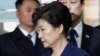 រូបឯកសារ៖ លោក​ស្រី Park Geun-hye ដែល​ត្រូវ​បាន​​បណ្តេញ​ចេញ​​ពី​​តំណែងជា​​ប្រធានាធិបតី​កូរ៉េ​ខាង​ត្បូង​ (កណ្តាល) មកដល់​​បន្ទប់​​សវនាការ​ក្នុង​ក្រុង​សេអ៊ូល កាលពី​ថ្ងៃទី៣០ ខែមីនា ឆ្នាំ២០១៧។