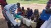 Un agent du MSF traite l'eau avec du chlore dans un village au Tchad, 21 septembre 2017. (VOA/André Kodmadjingar)