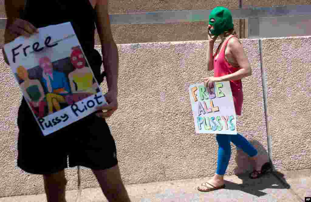Protesters hold placards in support of Pussy Riot outside Russia&#39;s embassy in Tel Aviv, Israel.