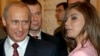 Президент Володимир Путін і колишня гімнастка Аліна Кабаєва на бенкеті в Кремлі 4 листопада 2004 р. (AP Photo/ITAR-TASS, Presidential Press Service, File)