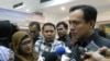 Juru bicara Presiden Julian Aldrin Pasha berbicara dengan wartawan di Jakarta (23/7) bahwa Presiden Susilo Bambang Yudhoyono telah menelepon presiden terpilih Joko Widodo. (VOA/Andylala Waluyo)