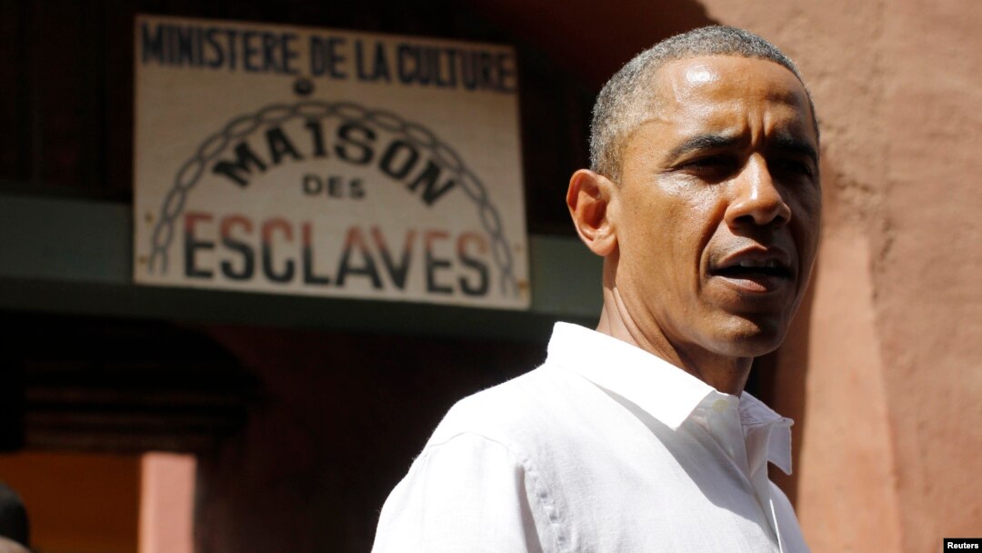 Obama Afrika bo'ylab safari boshida Senegalda to'xtab, Gori oroli, o'tmishda qullar savdosi markazi bo'lgan manzilni ko'zdan kechirdi.