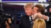 Donald Trump, au centre et l'ancien gouverneur de Californie Arnold Schwarzenegger à la suite du débat présidentiel républicain de CNN à la Ronald Reagan Presidential Library and Museum le mercredi 16 septembre 2015 à Simi Valley, en Californie (AP Photo / Mark J. Terrill)