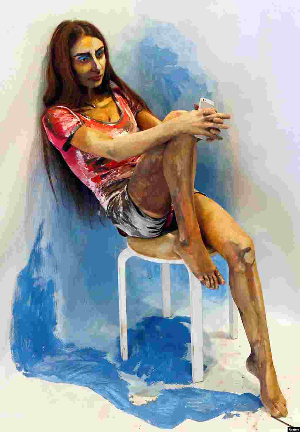 Model Inna Magomedova memeragakan &quot;Lukisan Hidup&quot; karya seniman Rusia Maria Gasanova dalam pameran seni di Krasnoyarsk, Siberia, Rusia.