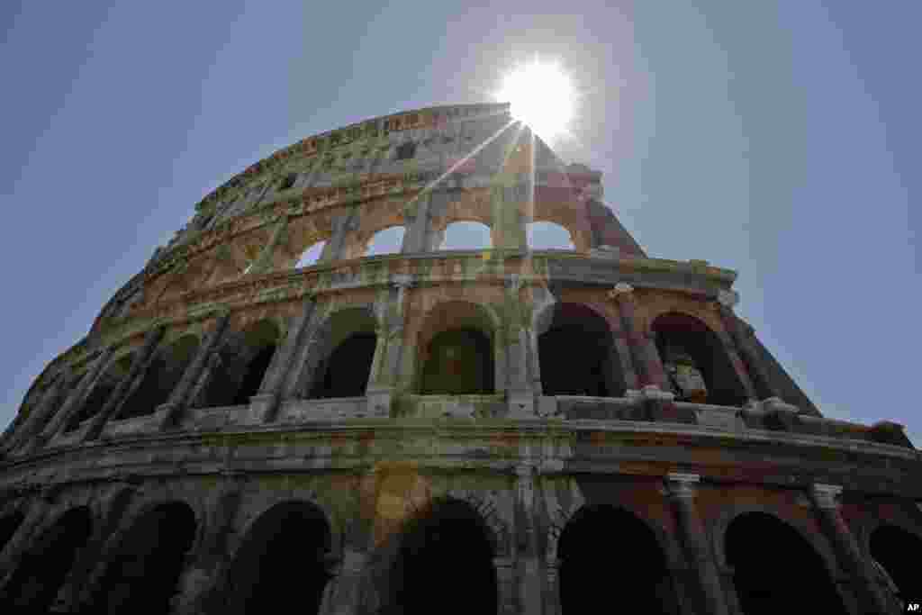 Pemandangan di salah satu sudut Colosseum setelah diselesaikannya tahap pertama pekerjaan restorasi di Roma, Italia.&nbsp; Colloseum tampil lebih mengesankan dari yang sudah-sudah setelah dilakukannya pekerjaan restorasi paling ekstensif, sebuah proyek untuk membersihkan situs tersebut yang bernilai jutaan euro untuk menghilangkan lapisan kotoran yang menutupi warna aslinya yang menyebabkan arena purbakala tersebut menjadi tampak kurang menarik, yang disebabkan oleh serbuan polusi dari lalu-lintas kota Roma yang padat.