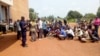 Des agents de santé affectés à la riposte contre Ebola lors d'un sit-in à Mbandaka, province de l'Équateur, RDC, 12 août 2020. (VOA/Christophe Yoka)