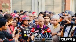 ঘটনাস্থল পরিদর্শনের পর সাংবাদিকদের সঙ্গে লেফটেন্যান্ট জেনারেল (অব.) মো. জাহাঙ্গীর আলম চৌধুরী। ২৬ ডিসেম্বর, ২০২৪।