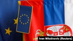ILUSTRACIJA - Zastave EU i Srbije u prodavnici u Beogradu (Foto: Reuters/Ivan Milutinović)