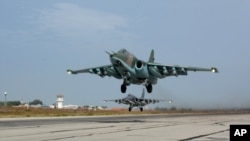 Rossiyaning Su-25 qiruvchi samolyoti navbatdagi hujumni amalga oshirish uchun havoga ko'tarilmoqda, Hemeymim havo bazasi, Suriya, 22-oktabr, 2015-yil.