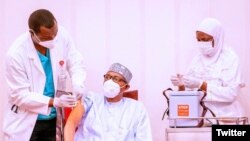 Lokacin da aka yi shugaba Buhari allurar rigakafin COVID-19 (Twitter/Presidency) 