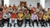 Presiden Jokowi dan Wapres Jusuf Kalla berfoto bersama seluruh gubernur di Istana Bogor, 24 November 2014 (Foto: VOA/Andylala)