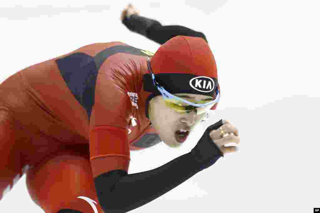 China&#39;s Yu Jing skates during the women&#39;s 500 meter race of the Speedskating World Cup in Heerenveen, northern Netherlands.