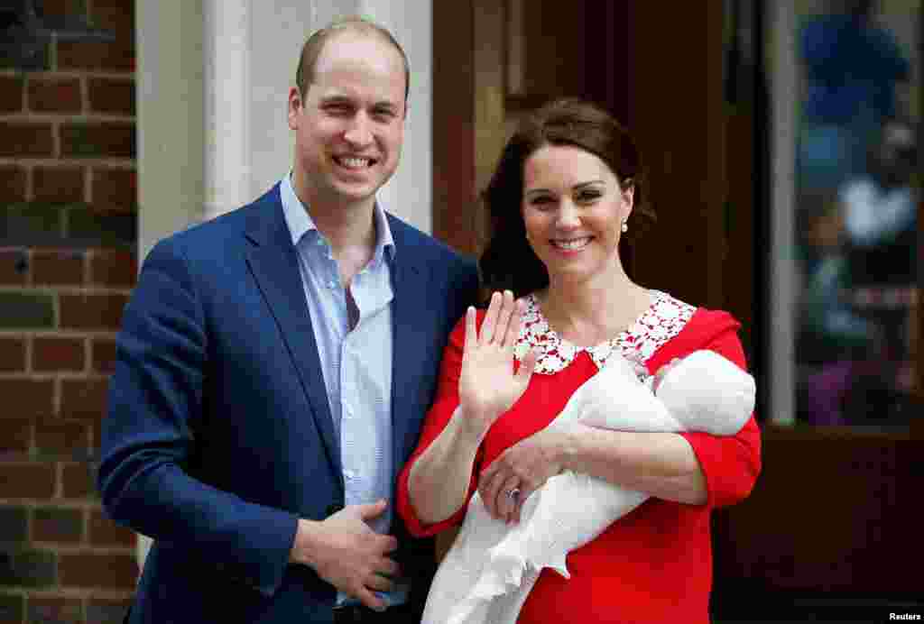 ព្រះនាង​ Catherine នៃ​ទីក្រុង​ Cambridge និង​ព្រះ​បុត្រា William ចាកចេញ​ពី​មន្ទីរពេទ្យ St. Mary ជាមួយ​នឹង​ទារក​របស់​ខ្លួន​ក្នុង​ទីក្រុង​ឡុងដ៍។