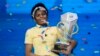Zaila Avant-garde, 14 ans, de Harvey, en Louisiane, célèbre avec le trophée du championnat après avoir remporté la finale du Scripps National Spelling Bee 2021 à Disney World le jeudi 8 juillet 2021, à Lake Buena Vista, Floride (AP Photo/John Raoux )