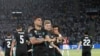 Casemiro de Real Madrid, devant, jubile avec ses coéquipiers après avoir marqué le deuxième de son équipe contre Manchester lors de la Supercoupe d’Europe au stade Philip II, à Skopje, 8 août 2017.