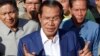 រូបឯកសារ៖ លោកនាយករដ្ឋមន្ត្រី ហ៊ុន សែន ថ្លែងទៅកាន់អ្នកសារព័ត៌មាន នៅរាជធានីភ្នំពេញ កាលពីថ្ងៃទី១ ខែសីហា ឆ្នាំ២០១៨។ (AP Photo/Heng Sinith)