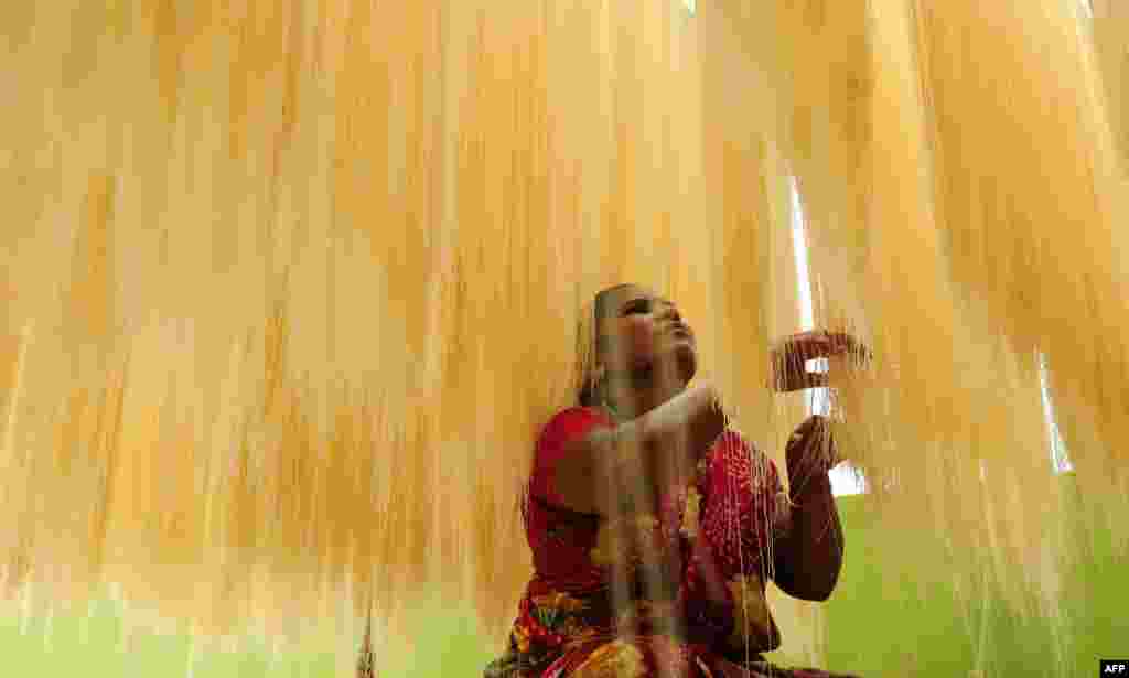 Seorang perempuan India merapikan potongan sejenis bihun yang akan dipakai untuk membuat makanan tradisional &#39;sheerkhorma&#39;, hidangan pembuka ifthar bagi Muslim di Chennai.